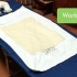 Giver en rygmassage