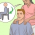 Giver en skuldermassage