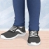 Iført jeans med sneakers