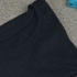 Klipning af en t-shirt