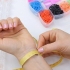 At lave et sildebensarmbånd af rainbow loom-elastiske bånd