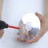 Rengøring af en snavset cd