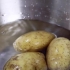 Fremstilling af pommes frites i en frituregryde
