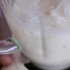 At lave is med mælk i en blender